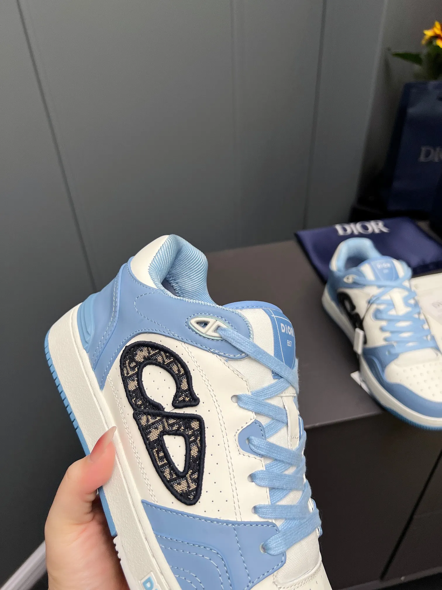 Men's Men's Shoes 💰600 Dior DiorB57 top version of low-top sneakers! ! ! Navy blue with beige smooth first-layer cowhide, fully oiled edges, T men's shoes 💰U outsole.  The 2024 autumn men's wear series has made a wonderful debut, a new classic item launched by Dior. Crafted from smooth first-grain cow leather in navy blue and beige, it's accented by a large leather heat-stamped CD logo on the sides. The distinctive laces of the same color match the color of the shoe body, and the opening and closing are decorated with various classic details on the tongue, sole and back side to enhance the style. The eyelet details, upper stitching and heel strip panels of the same color highlight the dynamic charm of its sports style. Exclusive two-color molded T men's shoes 💰U outsole is light, comfortable, non-slip and wear-resistant, the mesh lining and feet are customized with original colors, soft and breathable. Exquisite production technology highlights the grade, and can be matched with all kinds of clothing to create a refined look.